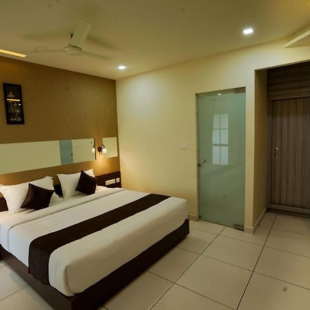 Iron Bridge Cove Villa Meppadi Exterior photo
