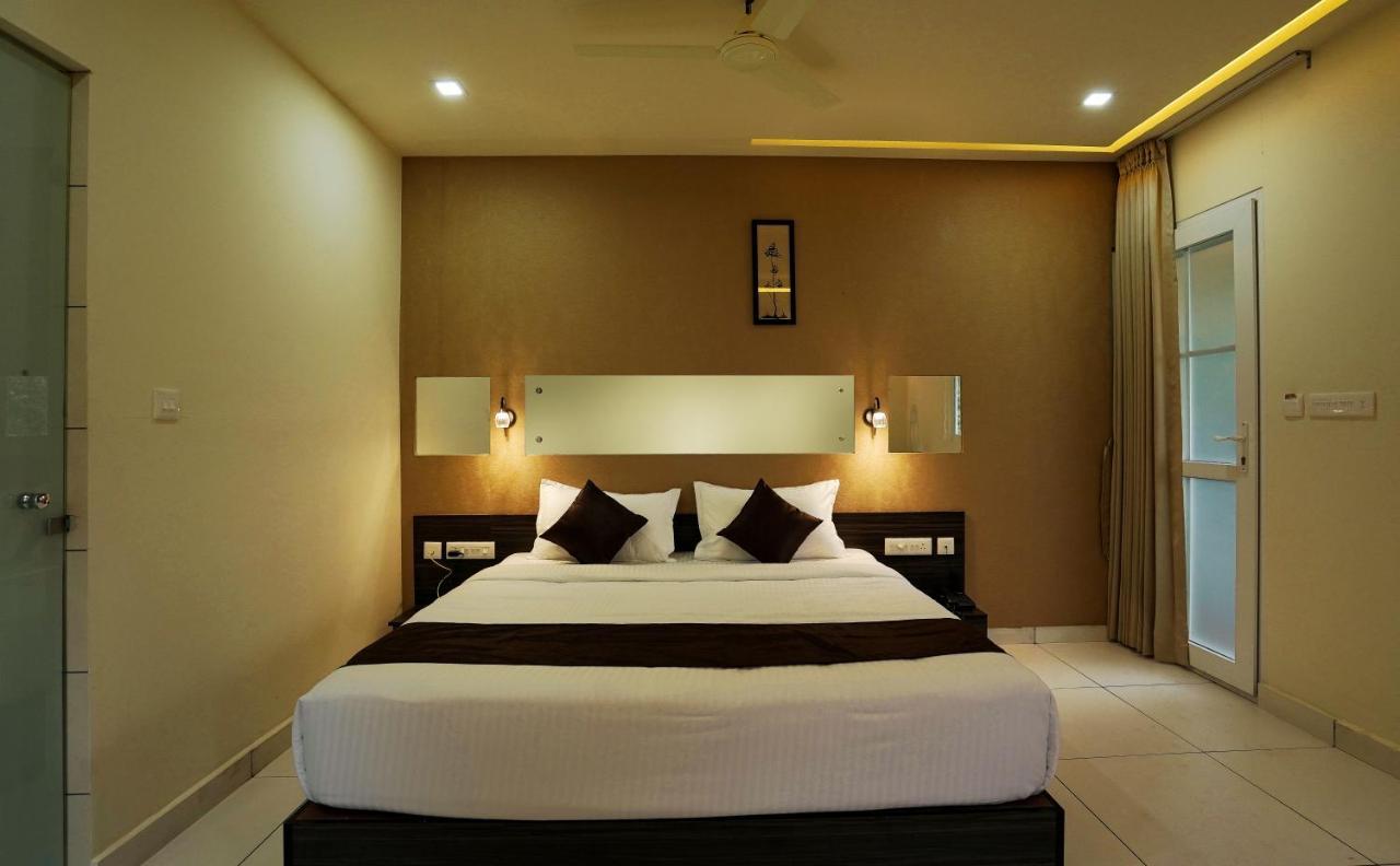 Iron Bridge Cove Villa Meppadi Exterior photo